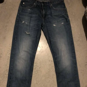 Lee jeans - Blåa Lee Jeans i ekologiskt material                                         Storlek: W30 L32                                                                       Köptes för 2400 kr