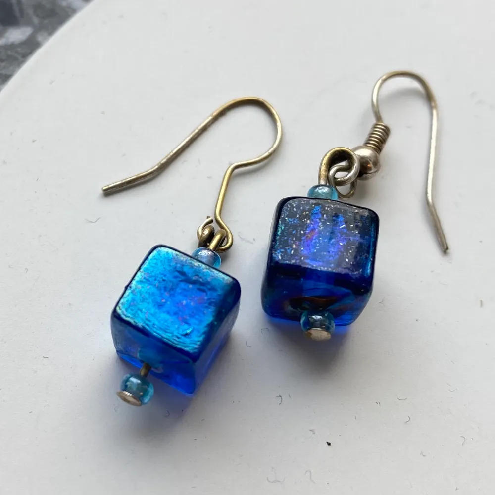 Hangjorda öronhängen köpt på italiensk marknad. Den blå stenen glänser i vissa ljus vilket gör den väldigt vacker. Köpt för 250kr. Desinficeras vid köp 💙. Accessoarer.