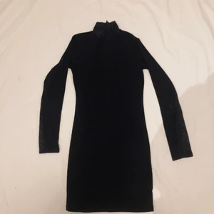 Marinblå, ribbad klänning  - Marinblå, ribbad klänning med spetsdetaljer vid kragen och ärmarna. Köpt från Chiquelle’s hemsida men märket är ”kikiriki”. Strl M men passar nog en S också. Säljer för 50kr + frakt :)