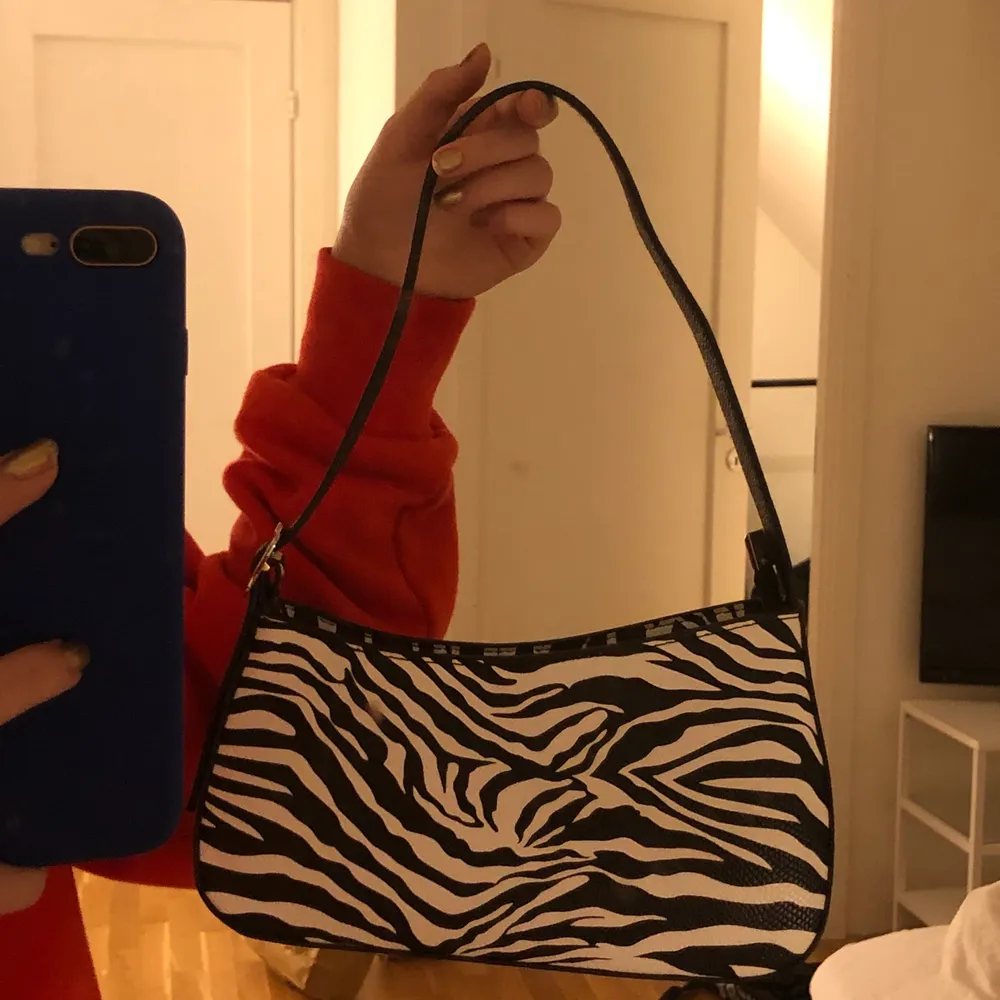 Säljer denna snygga zebra väska då den inte kommer till användning längre. Den är i jättebra skick 💕. Väskor.