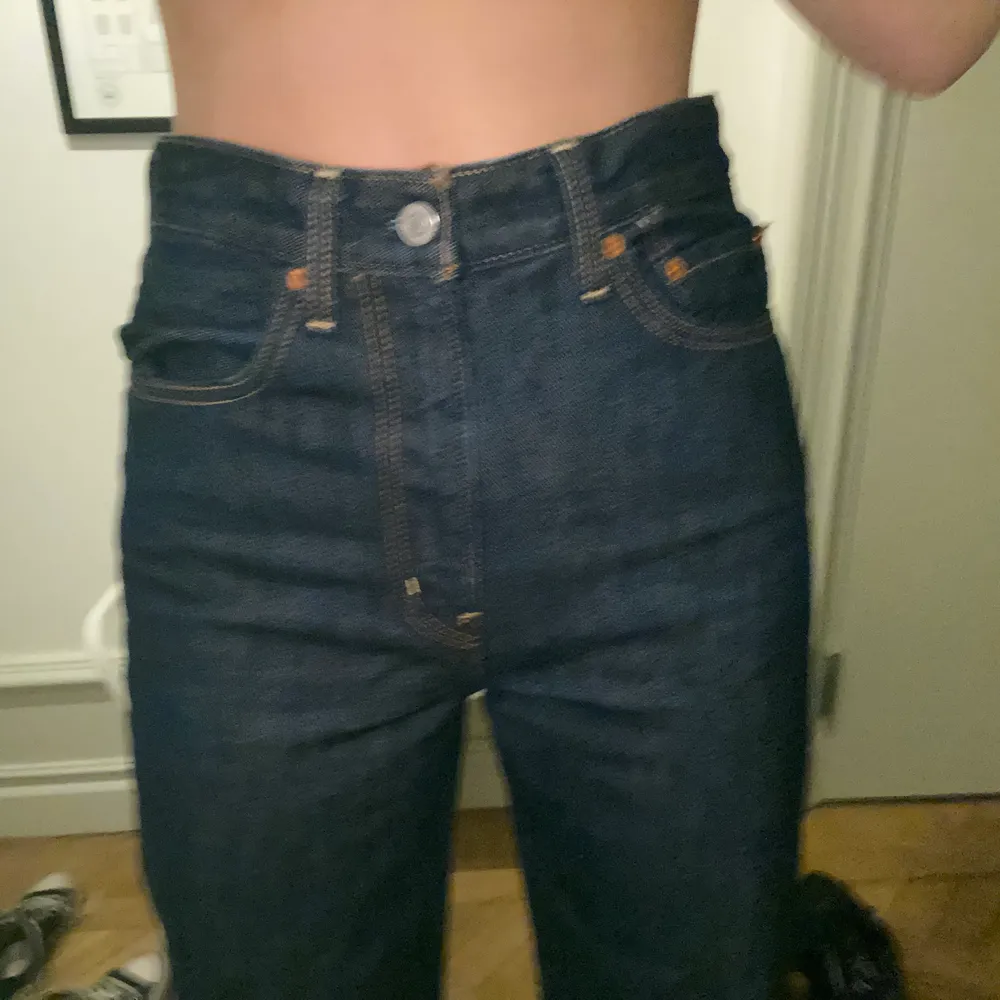 Världens snyggaste modell av Levis jeans, mörkblåa! Storlek 27/34! Jag är 175 for reference. Buda gärna i kommentarerna!❤️. Jeans & Byxor.