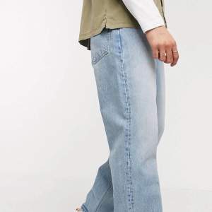 Asos design baggy jeans, använda en gång, säljer för att får ingen användning av de, byxorna är klippta. Pris kan ändras beroende på hur smidig affär 