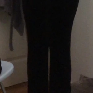 Mjukisbyxor velour - Byxor från Gina tricot, hör till ett set men säljer byxorna och tröjan separat. Köpt för 1 år sedan men inte välanvända.