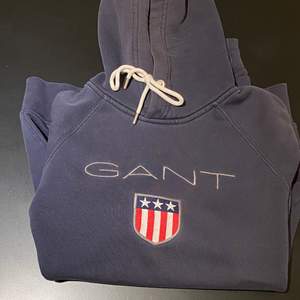 Gant hoodie i ”Navy” med broderat på bröstet. Storlek M, sparsamt använd. 