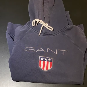 Gant Hoodie stl M - Gant hoodie i ”Navy” med broderat på bröstet. Storlek M, sparsamt använd. 