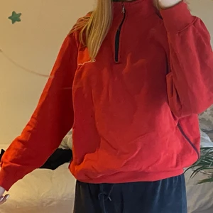 vintage champion hoodie i bra skick 🕺🪐 - köpt second hand men har it kommit till mkt användning sen dess🥰 storlek s/m och har en super söt passform, dragkedjan vid kragen gör det möjligt att styla den som både crewneck och mer polo-liknande ❤️✨ buda i dm 