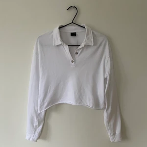 Kroppad tröja från Gina Tricot - Säljer min jättefina croppade tröja från Gina! Den kommer tyvärr aldrig till användning så den är i nyskick. Kan mötas upp i Sthlm, annars står köparen för frakten 💜💕