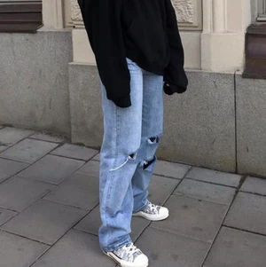 Tall rip boyfriend jeans - (Lånad bild) tall rip boyfriend jeans från boohoo. Färg mid blue 6 (samma färg som bild 2) storlek 34 men stora i storleken, skulle säga att de är mer 36/38. Aldrig använda och prislappen är kvar då de är för stora för mig. Dragkedjan är trög och fastnar ibland. Nypris 545kr, mitt pris 150kr + frakt/mötas