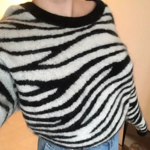 &OtherStories tröja - Hej!! Säljer en zebrarandig &OtherStories tröja för den kommer inte till användning!!!! Det är en strlk L så ganska oversized för mig som annars har S💫🌙⭐️🪐lite stickig men perfekt att ha ett linne eller skjorta under!!!! Kan mötas upp i uppsala elr sthlm!! Kram💕💘💖💓💗💫🌙☄️