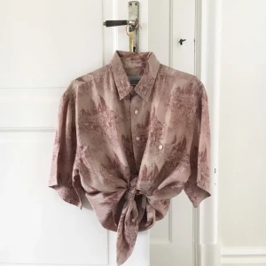  - Svinsnygg oversize, tunn skjorta köpt förra året i London. Använd en gång och i jättebra skick, som ny ✨ 