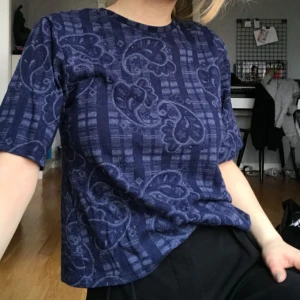  - T-shirt i tjockare material från topshop. Använd fåtal gånger. Möts upp i Stockholm annars tillkommer frakt! 