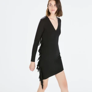  - Fin klänning/tunika med fransar.  Jag kan mötas upp i Göteborg men kan även skicka varan, men då står köparen för frakten.  Säljer MASSOR av grejer nu så kika gärna in på vad jag mer säljer! 🌸  Förlåt för dåliga bilder! Min kamera har svårt att fokusera så har använt framkameran på mobilen på vissa bilder! 