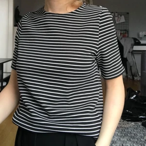  - T-shirt i tjockare material, köpt i London. Aldrig använd. Möts upp i Stockholm annars tillkommer frakt!