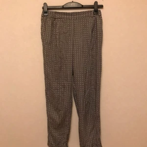  - Mjuka mönstrade byxor från H&M. Fickor fram. 100% viskos. Frakt tillkommer!