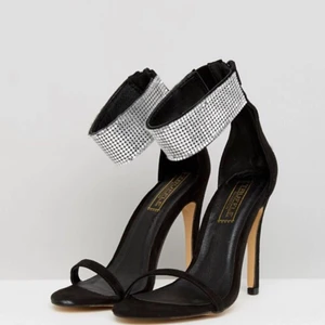  - Snygga högklackade skor från Asos. Aldrig använd, endast prövad då de var för stora i storleken. Det står storlek 36 men passar mer en 37. Nypris 462:-