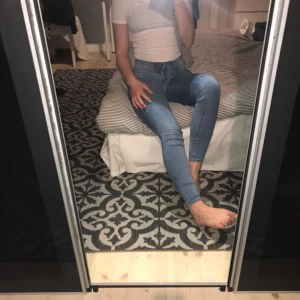  - Jätte snygga ljusblå jeans från ginatricot i modellen Alex. Super sköna