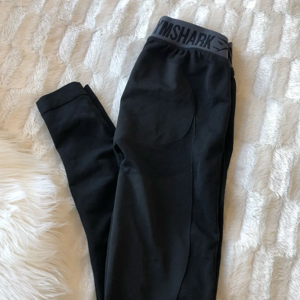 Gymshark Flex Leggings i färgen marl/charcoal strl S. Helt nya och oanvända! Köptes för 699kr. Frakten ingår :). Jeans & Byxor.