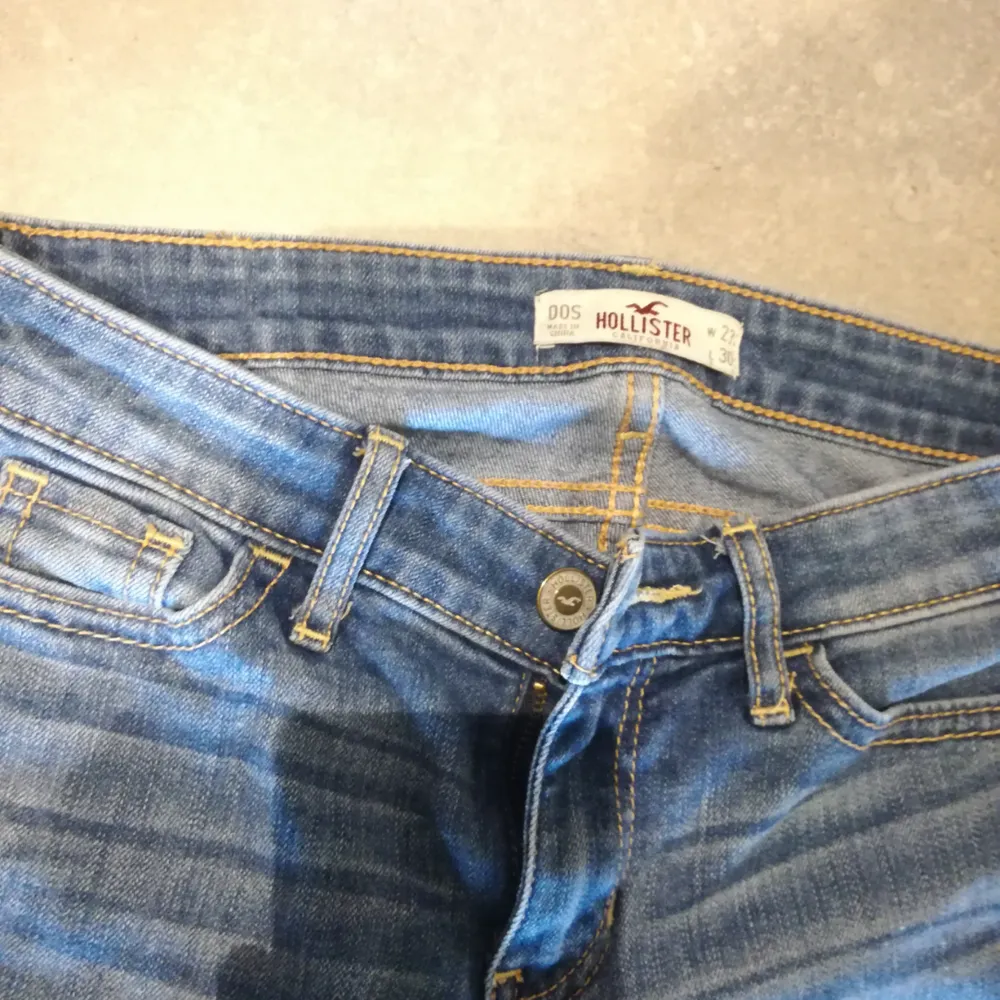Stretchiga hollister jeans med låg midja, och lite bootcut, sitter super snyggt men dom är för små för mig.. Övrigt.