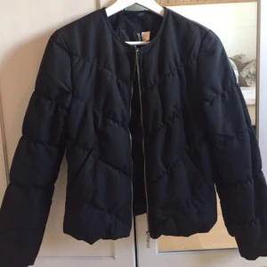 - SÖKER DENNA JACKA ELLER LIKNANDE FRÅN HM!! Storlek 34-36  