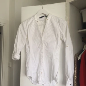  - Vit skjorta från Zara med dold knäppning och guldiga knappar/detaljer. Figursydd och stretchigt material 🕊