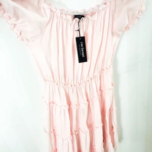  - superfin ljusrosa klänning från Lisa Sandahl ! Aldrig använd endast provad. Man kan ha den som vanligt eller off shoulder:)  nypris 479:- ☺️🌸 passar båda xs, s och m 