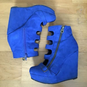  - Kornblå kilklackar köpta på Bianco. Storlek 38. I gott skick men eventuellt behöver högra skon klackas om, därav det låga priset 💙. 