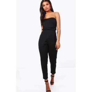  - Superfin jumpsuit. Aldrig använd och lappen sitter fortfarande kvar. Säljes pga för liten/för kort för mig som är 170 cm lång och i vanliga fall bär storlek 36. Står storlek 36 i den men jag skulle säga att den snarare passar storlek 34, eller en kort 36a. Köparen står för eventuell frakt.