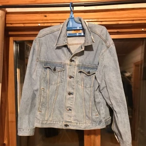  - Jacka från Hard Rock Café. Storlek L, jag använder S och då är det väldigt oversize (se sista bilden). Kan skicka den men då står köparen för frakt📮 Katt finns i hemmet 🐈