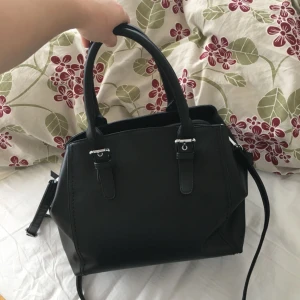  - Handväska i imitationsläder. Aldrig använd bara lite tilltufsad då den bara legat. 