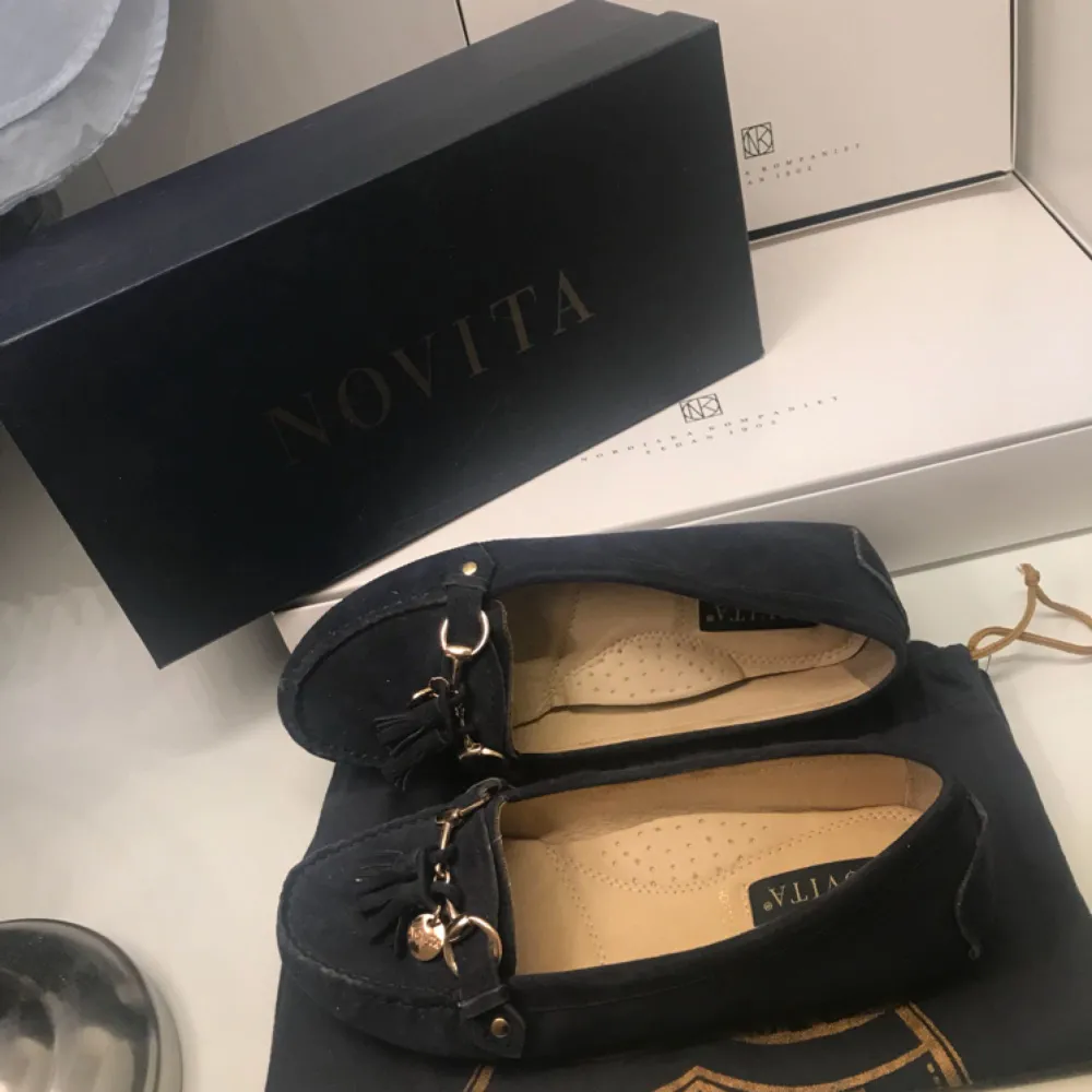 Säljer ett par stilrena loafers från märket Novita. Fin färg som passar bra till sommaren. Endast använda vid ett tillfälle, konfirmation. Så väldigt fint skick och inga slitage på varken skon eller sulan. Vid frågor bara att höra av er! :)   . Skor.