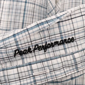  - Peak Performance skjorta dam i nyskick! Kan mötas upp i Uppsala och ibland Stockholm eller frakta! Storlek M men passar även S enligt mig 