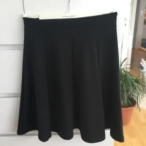  - Knälång kjol från bubbleroom. Oanvänd, prislapp kvar. Säljes pga fel storlek. 