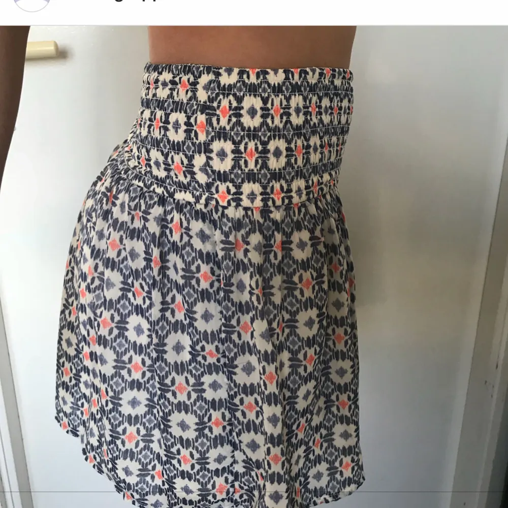 Mönstrad kjol från Hollister. Oanvänd. Pris kan diskuteras vid snabb affär. Nypris 500kr . Kjolar.