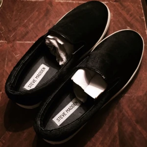  - Helt nya, aldrig använda Steve Madden loafers.  Supersnygga i svart pony skin.  Storlek 38