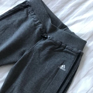  - Mjukisbyxor från Adididas. Passar S och någon som är runt 150-165 cm lång. Jättesköna och mjukt material inuti. Knappt använda. De tre sträcken är i velvetliknande material.