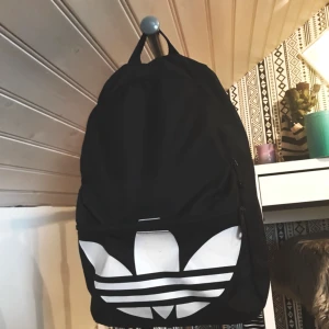  - (Äkta) adidas ryggväska, smidig och snygg. Rymmer mycket, innerfack finns, och även ytterfack. Justerbara band. Använd fåtal gånger. 