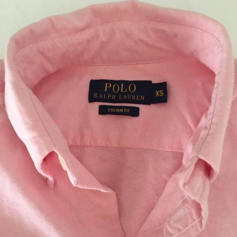 RALP LAUREN skjorta i en fin rosa färg! Costum fit, relativt rak passform. Fina detaljer, Stl XS. Använd vid några få tillfällen! 100% bomull.. Skjortor.