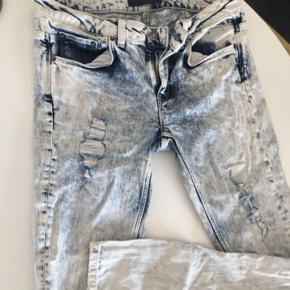 Använda 1 gång. Tajta jeans från Gina tricot. (Frakt tillkommer om du ej kommer och hämtar) . Jeans & Byxor.