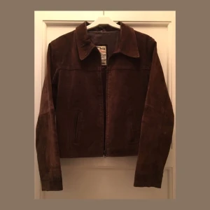  - En av dom fkn snyggaste jackorna jag har sett. Riktig 60/70-talig mockajacka i mörkbrun färg som är i en kortare modell. Köpte den på en vintagebutik i Prag, meen den är för liten för mig. ‼️ Priset är för att dragkedjan ej fungerar, obs obs!! ‼️ Frakt betalas av köpare elr så möts vi upp i Stockholm🌹