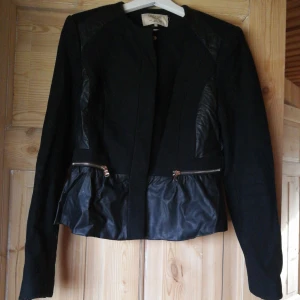  - Superfin kavaj från Zara. Använd ett fåtal gånger. Dragkedjor i guld med fina "skinndetaljer". Superfin på! Fler bilder kan skickas. Köparen står för frakt. 