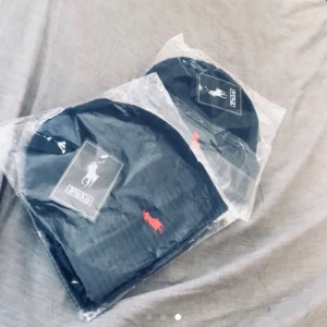  - En mössa kvar, Ralph lauren mörk blå med röd märke. 250 kr +frakt 