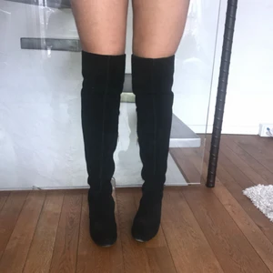  - Höga boots från Aldo köpte i New York. Använda fåtal gånger. Äkta mocka