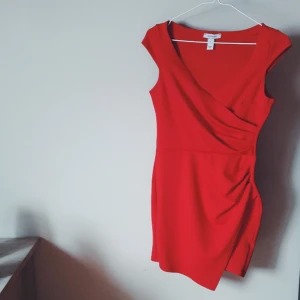  - FRI FRAKT. Jättefin, smickrande klänning. Passar en kort person bäst, djup urringning, snygg med spetsbh som sticker fram. 