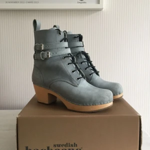  - Grå/Blå Swedish Hasbeens i strl 39. Använda typ en gång så i toppskick! Nypris var runt 2500-3000:-  Pris kan diskuteras vid smidig affär. 