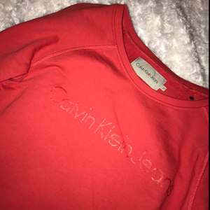 Calvin Klein sweatshirt i fint skick! Säljes då den blivit för liten för mig. Passar storlek XS-S. Röd färg som överensstämmer med bilderna. I priset ingår frakt. 