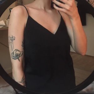  - svart linne från h&m i silkigt material. aldrig använt! de flesta priser kan diskuteras, skriv i PM med bud!  jag möts upp i Stockholm eller skickar mot fraktkostnad.