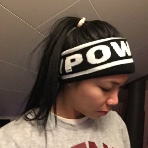  - Finstickad pannband från h&m ”EMPOWERED”  Pris står med frakt 😊