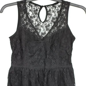  - Spetstopp med tight passform, dragkedja i sidan. Ryggen är genomskinlig fram till volangskurningen, v-ringad framsida. Köpt på Vero Moda  Köparen står för frakt.