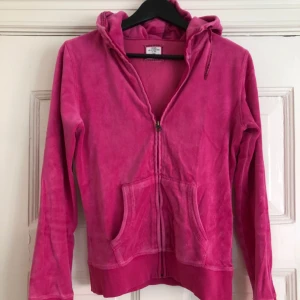  - Velourjacka från H&M. 