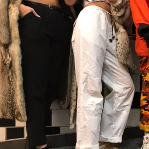  - 💡coola vita byxor. går att dra åt längst ner samt i midjan 💡